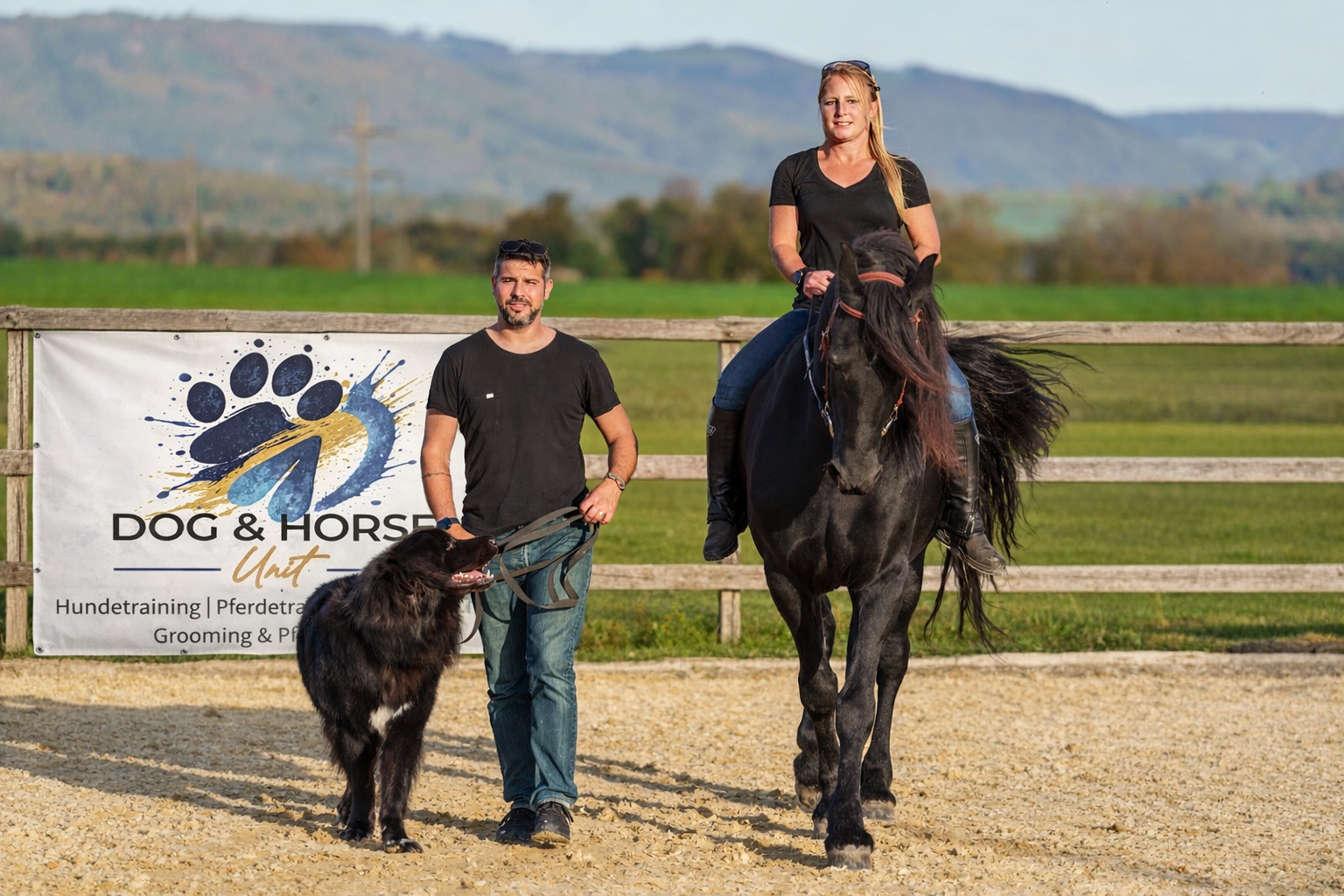 Teamfoto DOG & HORSE Unit mit Jaro, Tobias, Melanie und Aaron